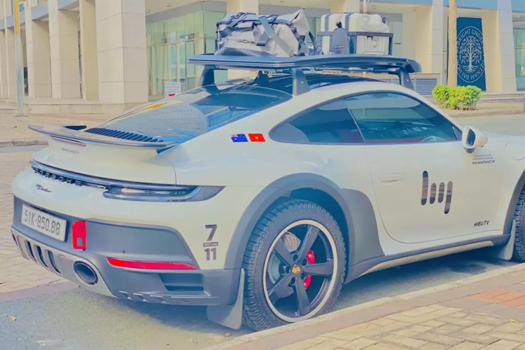 Động cơ này kết hợp với hộp số tự động PDK 8 cấp, hệ dẫn động 4 bánh toàn thời gian và hệ thống đánh lái cầu sau, nhờ đó, giúp mẫu xe thể thao này có thể dễ dàng tăng tốc từ vị trí xuất phát lên 100 km/h chỉ trong thời gian 3,4 giây, vận tốc tối đa của xe bị giới hạn ở mức 240 km/h.