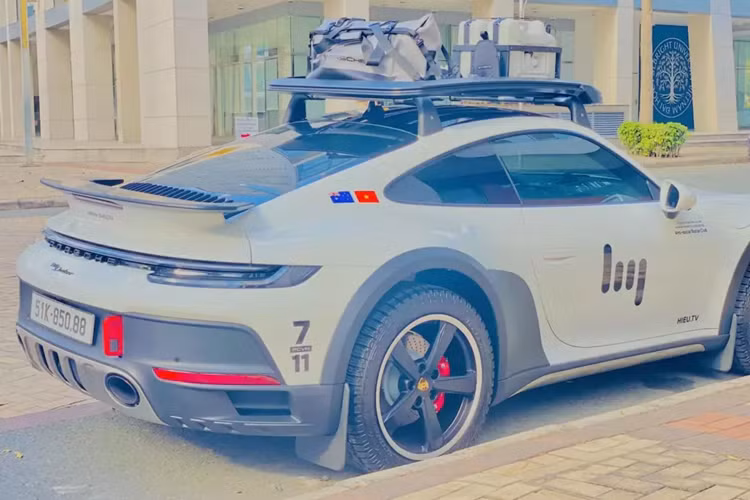 Động cơ này kết hợp với hộp số tự động PDK 8 cấp, hệ dẫn động 4 bánh toàn thời gian và hệ thống đánh lái cầu sau, nhờ đó, giúp mẫu xe thể thao này có thể dễ dàng tăng tốc từ vị trí xuất phát lên 100 km/h chỉ trong thời gian 3,4 giây, vận tốc tối đa của xe bị giới hạn ở mức 240 km/h.