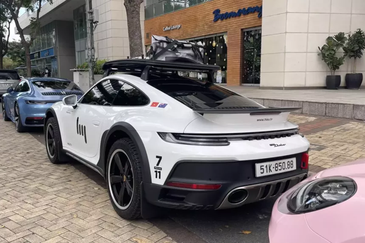 Như vậy với việc đã nhận bàn giao chiếc xe thể thao giới hạn Porsche 911 Dakar 2023, Hiếu TV đã chính thức sở hữu xe Porsche cho riêng mình, không còn cảnh phải thường họp nhóm Porsche trên chiếc Aston Martin DB11 V8.