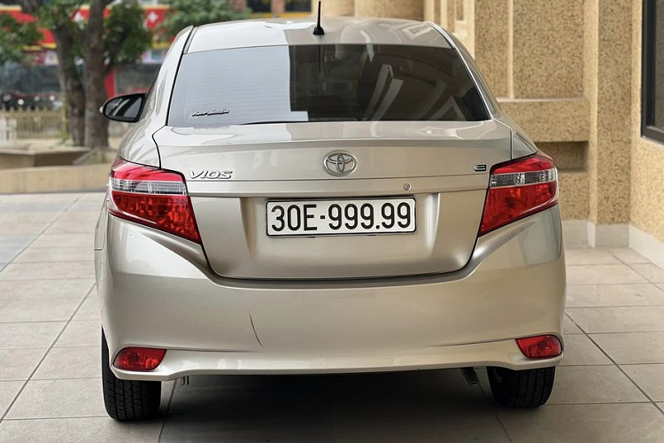 Chiếc Toyota Vios 2017 rao bán cả tỷ đồng trong bài từng gây xôn xao cộng đồng mạng cách đây 6 năm khi một người đàn ông ở Hà Nội đã bốc trúng biển ngũ quý 9.