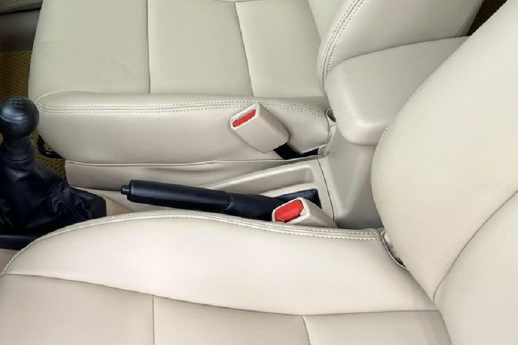 Toyota Vios hiện được phân phối chính hãng tại Việt Nam dưới dạng lắp ráp trong nước với 5 phiên bản. Cung cấp sức mạnh cho mẫu xe là khối động cơ xăng 1.5L, công suất tối đa 107 mã lực tại dải tua máy 6.000 vòng/phút và 140 Nm mô-men xoắn cực đại tại 4.200 vòng/phút.