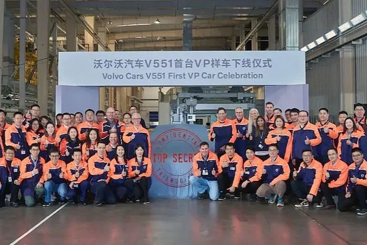 Với mẫu xe sedan điện ES90 có tính khí động học cao hơn và nhẹ hơn, con số mong đợi là 515 – 531 km/lần sạc. Tương tự như EX90, Volvo ES90 sẽ có khả năng sạc DC với công suất lên tới 250 kW. Dự kiến Volvo ES90 sẽ được sản xuất thương mại từ tháng 5/2024.