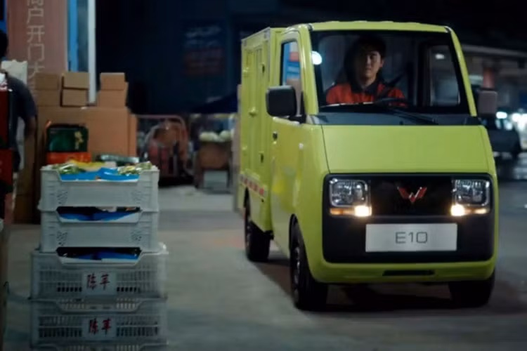 Khi nói đến xe thương mại hạng nhẹ (Light Commercial Vehicle hay LCV), người ta thường nghĩ ngay tới những chiếc kei car của Nhật Bản. Tuy nhiên, ngay cả người Trung Quốc hiện cũng tham gia vào phân khúc này, điển hình như thương hiệu Wuling. Hãng đã ra mắt mẫu LCV mang tên Wuling E10 2024 mới với thiết kế phù hợp để chạy xuyên những con phố chật hẹp nhất trong các đô thị lớn.