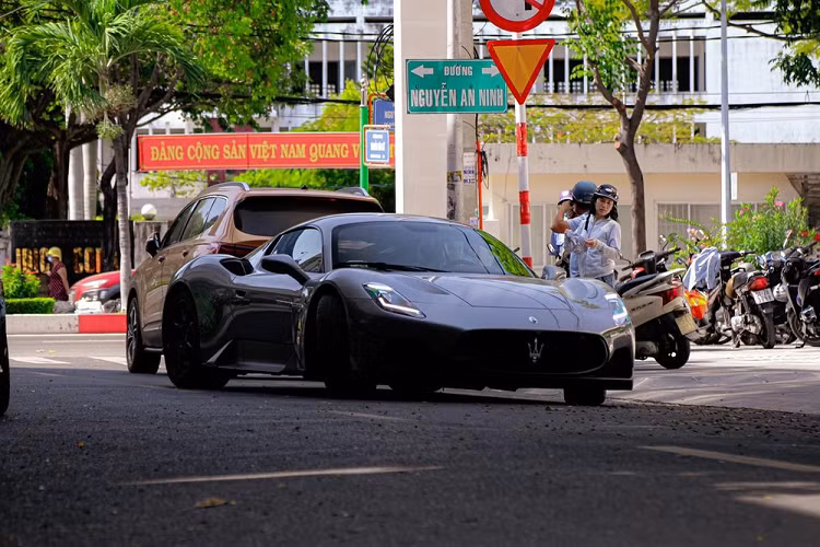 Sức mạnh trên Maserati MC20 sẽ đồng hành cùng hộp số tự động ly hợp kép 8 cấp và hệ dẫn động cầu sau, nhờ đó, siêu xe này có thể tăng tốc từ vị trí xuất phát lên 100 km/h trong thời gian dưới 2,9 giây trước khi đạt vận tốc tối đa 325 km/h. Mức giá xe Maserati MC20 chính hãng hiện có mức khởi điểm từ hơn 16 tỷ đồng.