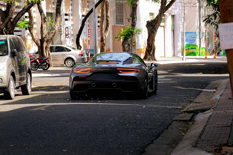 Ngoài màu sơn lạ ra, hệ truyền động của 4 chiếc siêu xe Maserati MC20 vẫn là khối động cơ xăng V6, dung tích 3.0 lít, tăng áp kép, bơm ra công suất tối đa chỉ 621 mã lực và mô-men xoắn cực đại 730 Nm.