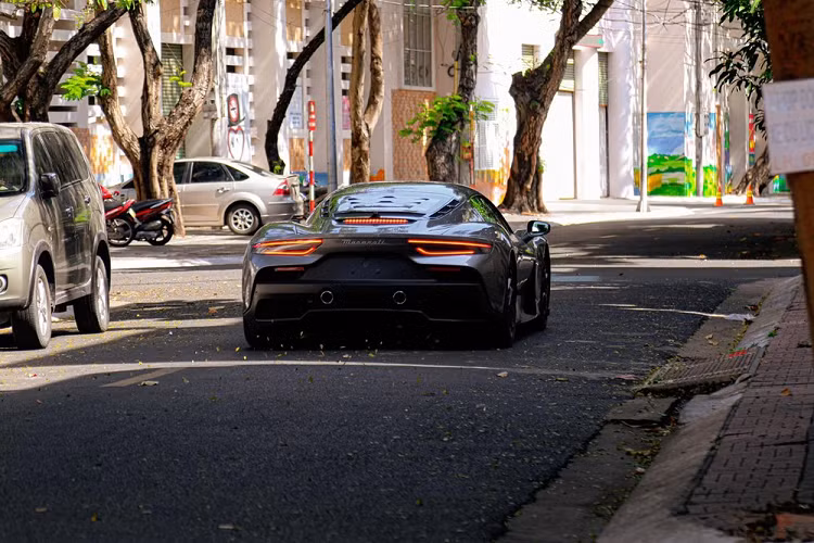 Ngoài màu sơn lạ ra, hệ truyền động của 4 chiếc siêu xe Maserati MC20 vẫn là khối động cơ xăng V6, dung tích 3.0 lít, tăng áp kép, bơm ra công suất tối đa chỉ 621 mã lực và mô-men xoắn cực đại 730 Nm.