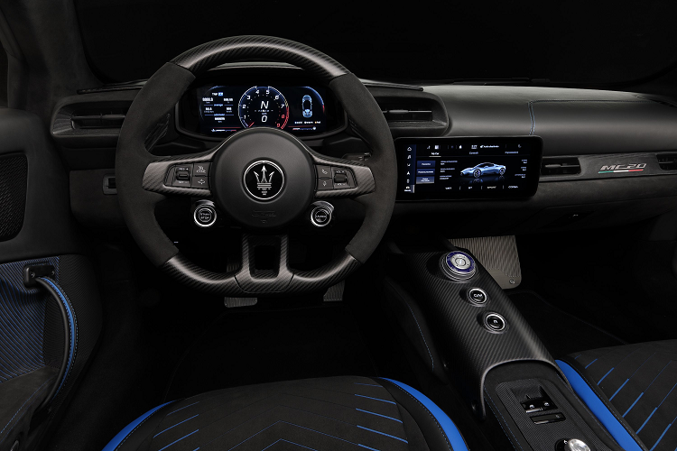 Hiện cả 4 chiếc siêu xe Maserati MC20 tại Việt Nam đều mang các màu sơn không giống nhau, xe đầu tiên là màu trắng mang mã Bianco Audace, tiếp đến là màu vàng Giallo Genio với ngoại thất được mạ thêm vàng ở nhiều chi tiết, kế đến là siêu xe Maserati MC20 chính hãng đầu tiên về nước mang màu sơn xanh Blu Infinito và cuối cùng là xe mang màu ghi xám Grigio Mistero.