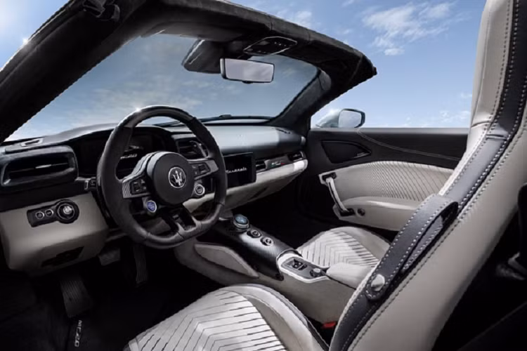 Nhìn vào các bức ảnh về chiếc siêu xe Maserati MC20 thứ 4 xuất hiện tại Việt Nam được chia sẻ lên mạng xã hội dễ dàng thấy xe có ngoại thất màu ghi xám và thuộc sở hữu của 1 doanh nhân đến từ Bà Rịa - Vũng Tàu, quá trình mang xe về nước được giữ bí mật.