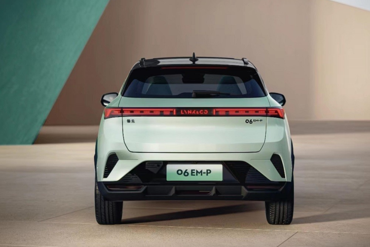 Công ty nhập khẩu và phân phối xe Lynk &amp; Co chính hãng tại Việt Nam là GreenLynk Automotives. GreenLynk Automotives dự định sẽ phân phối 4 mẫu ô tô Lynk &amp; Co ở Việt Nam, bao gồm 01, 03, 05 và 09, từ tháng 10 năm nay.