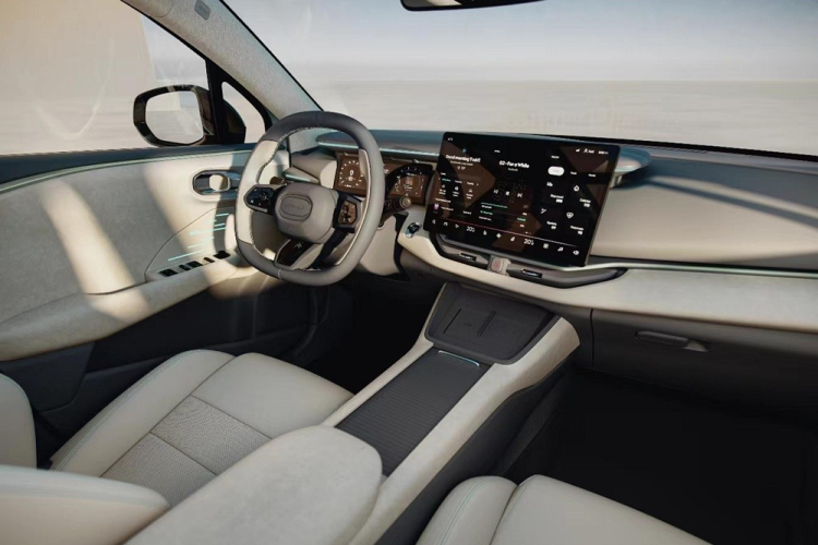 Được phát triển dựa trên cơ sở gầm bệ BMA của tập đoàn mẹ Geely, Lynk &amp; Co 06 EM-P có kích thước dài x rộng x cao lần lượt 4.340 x 1.820 x 1.625 mm và chiều dài cơ sở 2.640 mm. Với kích thước này, xe được định vị trong phân khúc SUV cỡ B+, tương tự Toyota Corolla Cross.