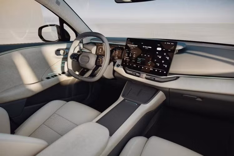 Được phát triển dựa trên cơ sở gầm bệ BMA của tập đoàn mẹ Geely, Lynk &amp; Co 06 EM-P có kích thước dài x rộng x cao lần lượt 4.340 x 1.820 x 1.625 mm và chiều dài cơ sở 2.640 mm. Với kích thước này, xe được định vị trong phân khúc SUV cỡ B+, tương tự Toyota Corolla Cross.