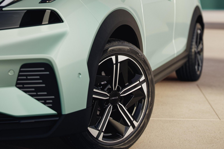 Nhờ đó, xe có thể chạy 102 km mà không tốn xăng. Lượng xăng tiêu thụ trung bình của mẫu SUV này là 4,98 lít/100 km, theo chu trình thử nghiệm tại Trung Quốc. Trừ động cơ, Lynk &amp; Co 06 EM-P không có gì thay đổi về mặt thiết kế. Mẫu xe này sở hữu ngoại hình khá đặc trưng của thương hiệu Lynk &amp; Co, thể hiện qua những chi tiết như đầu xe, đèn pha, nắp ca-pô và đèn hậu.