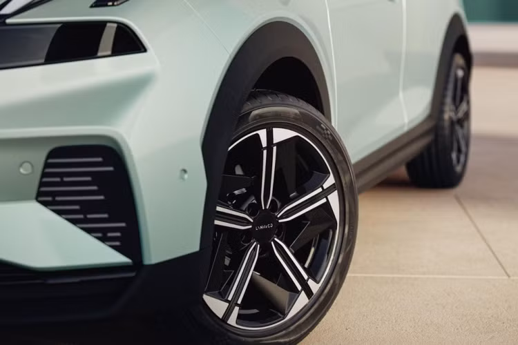 Nhờ đó, xe có thể chạy 102 km mà không tốn xăng. Lượng xăng tiêu thụ trung bình của mẫu SUV này là 4,98 lít/100 km, theo chu trình thử nghiệm tại Trung Quốc. Trừ động cơ, Lynk &amp; Co 06 EM-P không có gì thay đổi về mặt thiết kế. Mẫu xe này sở hữu ngoại hình khá đặc trưng của thương hiệu Lynk &amp; Co, thể hiện qua những chi tiết như đầu xe, đèn pha, nắp ca-pô và đèn hậu.