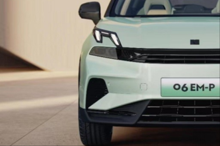 Bên trong Lynk &amp; Co 06 EM-P là không gian nội thất với 2 hàng ghế và 5 chỗ ngồi. Nội thất của xe được thiết kế khá giống người anh em Lynk &amp; Co 08 với vô lăng 3 chấu vát đáy và cần số nằm phía sau. Trên mặt táp-lô của xe xuất hiện màn hình cảm ứng trung tâm cỡ lớn trong khi phía sau vô lăng là bảng đồng hồ kỹ thuật số khá mỏng.