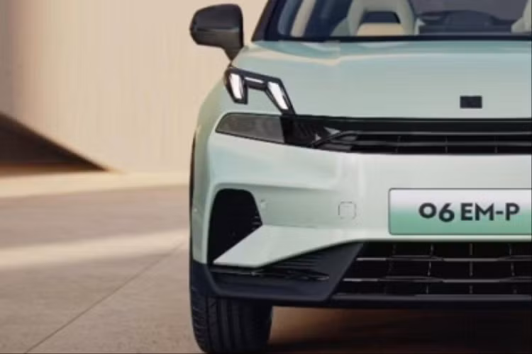 Bên trong Lynk &amp; Co 06 EM-P là không gian nội thất với 2 hàng ghế và 5 chỗ ngồi. Nội thất của xe được thiết kế khá giống người anh em Lynk &amp; Co 08 với vô lăng 3 chấu vát đáy và cần số nằm phía sau. Trên mặt táp-lô của xe xuất hiện màn hình cảm ứng trung tâm cỡ lớn trong khi phía sau vô lăng là bảng đồng hồ kỹ thuật số khá mỏng.