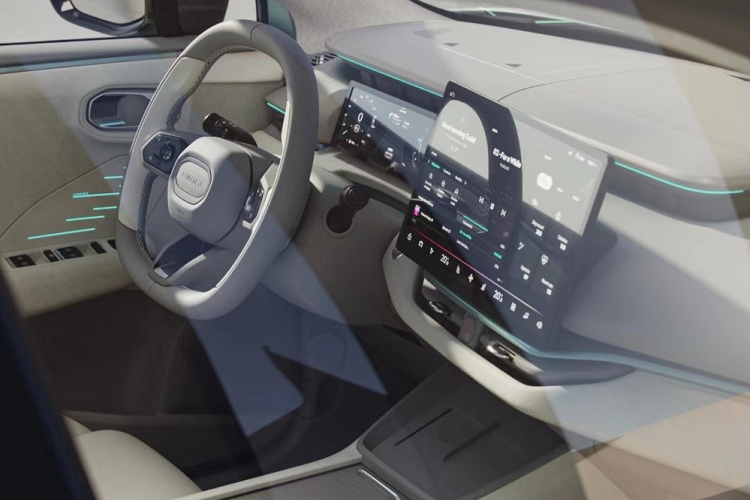 Bên cạnh đó là gương trang điểm khá lớn, tích hợp vào tấm chắn nắng, 2 sạc điện thoại không dây và chất liệu nội thất cao cấp, tạo cảm giác sang trọng. Theo kế hoạch, Lynk &amp; Co 06 EM-P sẽ bắt đầu được bán ở thị trường Trung Quốc trong năm nay với giá khởi điểm khoảng 180.000 Nhân dân tệ (tương đương 614 triệu đồng).