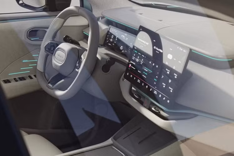 Bên cạnh đó là gương trang điểm khá lớn, tích hợp vào tấm chắn nắng, 2 sạc điện thoại không dây và chất liệu nội thất cao cấp, tạo cảm giác sang trọng. Theo kế hoạch, Lynk &amp; Co 06 EM-P sẽ bắt đầu được bán ở thị trường Trung Quốc trong năm nay với giá khởi điểm khoảng 180.000 Nhân dân tệ (tương đương 614 triệu đồng).