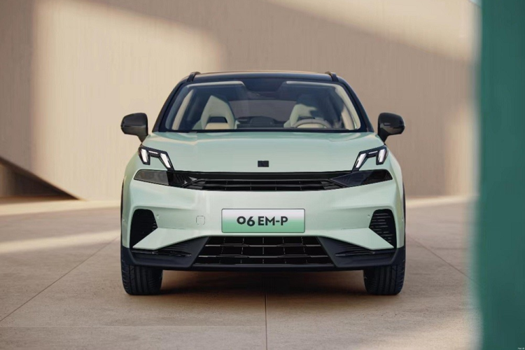 Được gọi bằng cái tên Lynk &amp; Co 06 EM-P, phiên bản này dùng động cơ xăng hút khí tự nhiên, dung tích 1.5L, tạo ra công suất tối đa 120 mã lực. Động cơ kết hợp với 2 mô-tơ điện, cho công suất tổng cộng 299 mã lực và mô-men xoắn cực đại 568 Nm. Ngoài ra, mẫu xe SUV Lynk &amp; Co 06 EM-P còn được trang bị cụm pin có dung lượng 19,09 kWh.