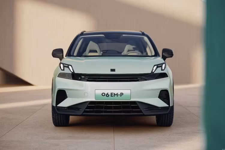 Được gọi bằng cái tên Lynk &amp; Co 06 EM-P, phiên bản này dùng động cơ xăng hút khí tự nhiên, dung tích 1.5L, tạo ra công suất tối đa 120 mã lực. Động cơ kết hợp với 2 mô-tơ điện, cho công suất tổng cộng 299 mã lực và mô-men xoắn cực đại 568 Nm. Ngoài ra, mẫu xe SUV Lynk &amp; Co 06 EM-P còn được trang bị cụm pin có dung lượng 19,09 kWh.