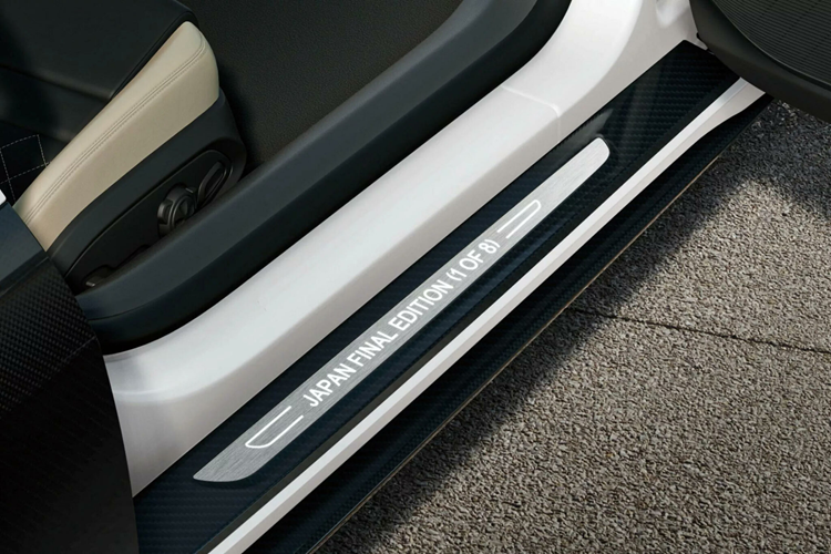 Đặc biệt, bệ cửa được đánh số riêng cho từng chiếc được sản xuất giới hạn, bên cạnh dòng chữ Japan Final Edition. “Trái tim” của Audi R8 Coupe Japan Final Edition là động cơ V10 dung tích 5.2L xứng tầm huyền thoại, với khả năng sản sinh công suất tối đa 620 mã lực (456 kW) và mô-men xoắn cực đại 580 Nm.