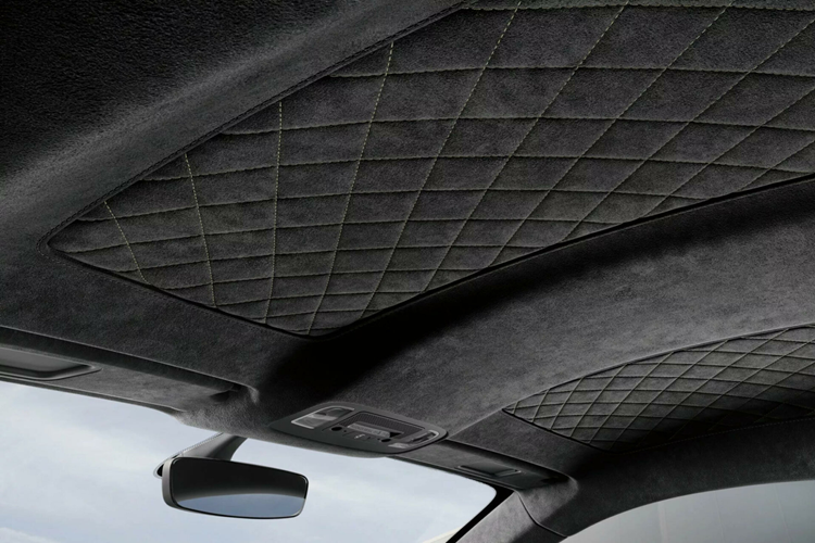 Mâm xe 5 chấu có kích thước 20 inch được sơn màu đồng tạo ra sự tương phản với kẹp phanh màu đỏ bóng. Nội thất của Audi R8 Coupe Japan Final Edition nổi bật với các điểm nhấn màu trắng thạch cao Alabaster White và họa tiết chỉ khâu hình kim cương sang trọng. Ghế ngồi của xe được bọc da Nappa cao cấp trong khi trần và cốp xe lại được bọc da Alcantara. 