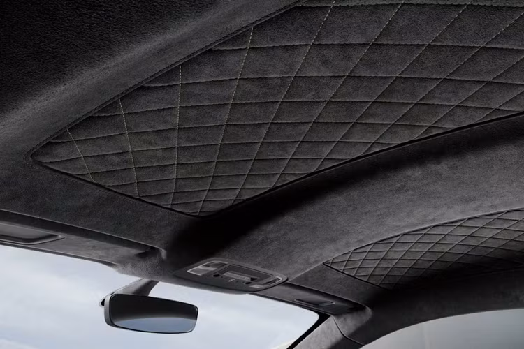 Mâm xe 5 chấu có kích thước 20 inch được sơn màu đồng tạo ra sự tương phản với kẹp phanh màu đỏ bóng. Nội thất của Audi R8 Coupe Japan Final Edition nổi bật với các điểm nhấn màu trắng thạch cao Alabaster White và họa tiết chỉ khâu hình kim cương sang trọng. Ghế ngồi của xe được bọc da Nappa cao cấp trong khi trần và cốp xe lại được bọc da Alcantara. 