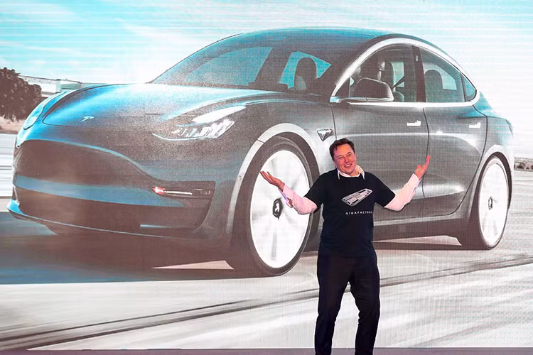 Tesla giá rẻ sẽ là mẫu xe điện nhỏ gọn dành cho những người có ngân sách eo hẹp nhưng vẫn muốn trải nghiệm những tính năng tuyệt vời của hãng xe điện nhà tỷ phú Elon Musk. Theo một số đồn đoán, mẫu xe điện giá rẻ này có tên “Model 2", dự kiến sẽ trình làng vào năm sau với giá bán chỉ 25.000 USD (khoảng 591 triệu đồng).