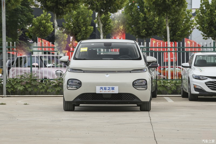 Về ngoại hình, Baojun Yunduo 2024 chạy điện áp dụng phong cách thiết kế hoàn toàn mới, được đặt tên chính thức là "Sky Aesthetics". Hình dạng mặt trước tương đối tròn, cụm đèn pha chia đôi là phương pháp thiết kế thường thấy của các mẫu xe ôtô Trung Quốc ngày nay.