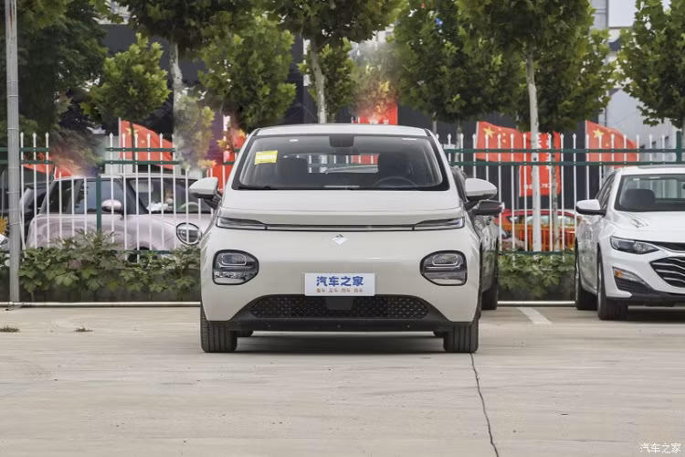 Về ngoại hình, Baojun Yunduo 2024 chạy điện áp dụng phong cách thiết kế hoàn toàn mới, được đặt tên chính thức là "Sky Aesthetics". Hình dạng mặt trước tương đối tròn, cụm đèn pha chia đôi là phương pháp thiết kế thường thấy của các mẫu xe ôtô Trung Quốc ngày nay.