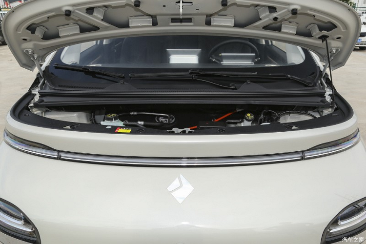 Ngoài ra, phiên bản Consonance mở đặt hàng lần này tương đương với phiên bản 460 MAX nhưng được bổ sung hệ thống lái thông minh Consonance, người tiêu dùng quan tâm nhiều hơn đến tính năng hỗ trợ lái cũng có thể chờ xe ra mắt vào tháng 10.