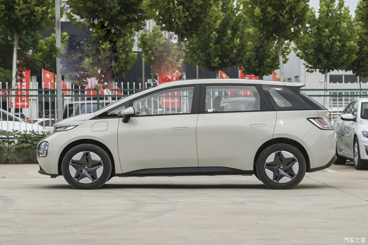 Ở kích thước thân xe, Baojun Yunduo hoàn toàn mới có chiều dài, chiều rộng và chiều cao lần lượt là 4.295 mm x 1.850 mm x 1.652 mm, chiều dài cơ sở 2.700 mm. Về màu sắc thân xe, chiếc xe Baojun Yunduo mới sẽ cung cấp cho khách hàng ba lựa chọn phối màu là trắng Yunhai, xanh lá Yanyun Qing và tím Muyun. 