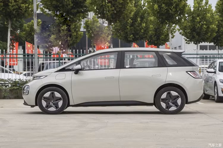 Ở kích thước thân xe, Baojun Yunduo hoàn toàn mới có chiều dài, chiều rộng và chiều cao lần lượt là 4.295 mm x 1.850 mm x 1.652 mm, chiều dài cơ sở 2.700 mm. Về màu sắc thân xe, chiếc xe Baojun Yunduo mới sẽ cung cấp cho khách hàng ba lựa chọn phối màu là trắng Yunhai, xanh lá Yanyun Qing và tím Muyun. 