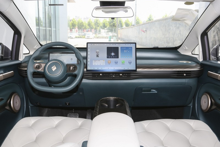 Bên trong nội thất, chiếc xe MPV cỡ nhỏ Baojun Yunduo áp dụng hai tông màu tổng thể là ngọc lục bảo và đen ngọc trai, với đồng hồ LCD dải hẹp 8,8 inch và màn hình điều khiển trung tâm nổi 15,6 khiến chiếc xe này trông rất phong cách.