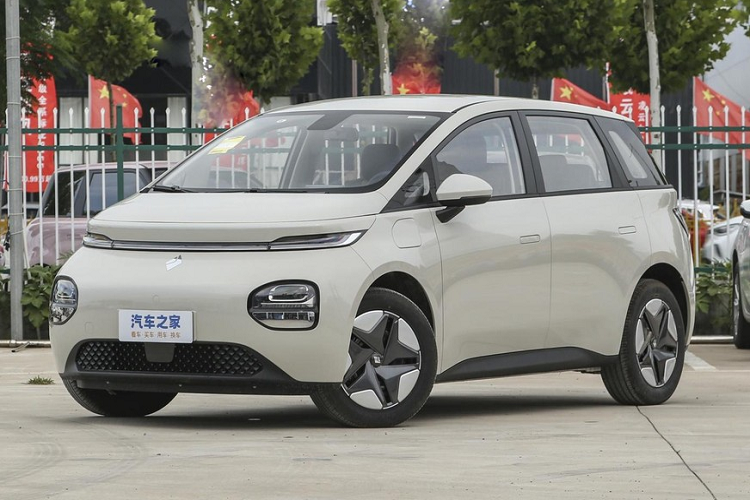 Tiếp đến, Baojun Yunduo có đèn chạy ban ngày dạng hình vòng cung, ôm gọn phần đầu xe trông khá bắt mắt, tất cả các dòng sẽ được trang bị đèn pha LED tiêu chuẩn. Nhìn từ bên hông, chiếc xe mới sử dụng cột D ẩn tăng vẻ thời trang, đồng thời trang bị tay nắm cửa ẩn và mâm xe 5 chấu kéo thấp.