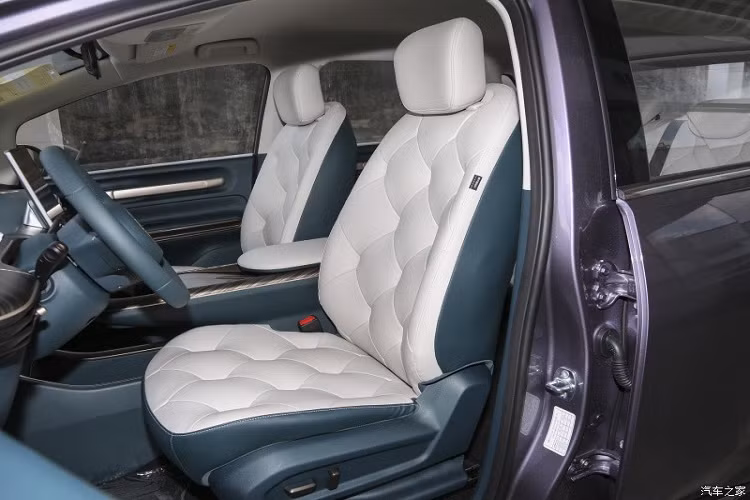 Baojun Yunduo 2024 cũng sẽ trở thành mẫu xe đầu tiên trên thế giới được trang bị hệ thống LingOS 2.0, hỗ trợ tương tác bằng giọng nói đầy cảm xúc, điều hướng liền mạch giữa xe và máy qua các chức năng điều khiển xe từ xa trên ứng dụng di động. Xe cũng sẽ được trang bị ghế "sofa trên mây", không chỉ có hình dáng rất mới lạ mà còn mang lại cảm giác thoải mái rất tốt.