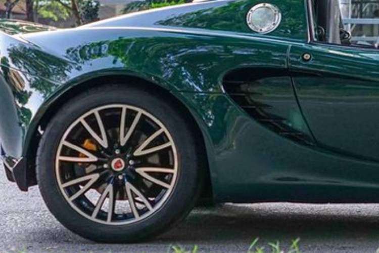 Bên cạnh 2 xe Lotus này, vào năm 2010 cũng đã có 1 đại gia kín tiếng ở Sài thành nhập chiếc xe thể thao mui trần Lotus Elise S2 tại Việt Nam và đến nay, vẫn chưa có chiếc xe Lotus Elise S2 thứ 2 xuất hiện, khiến mẫu xe này trở thành hàng độc.