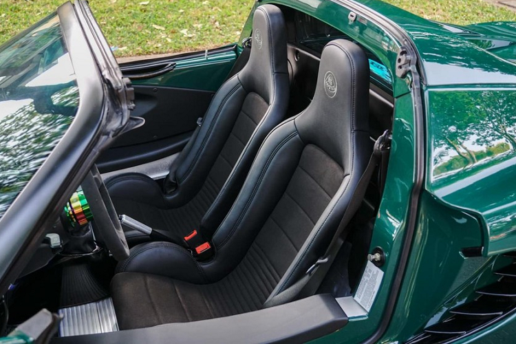 Được biết, Lotus Elise S2 được công bố vào ngày 9/10/2000, xe được sửa đổi một chút của khung gầm so với thế hệ đầu tiên để đáp ứng các quy định mới và cùng động cơ dòng K với ECU hoàn toàn mới do Lotus phát triển