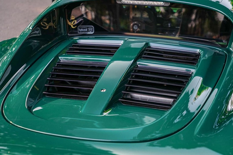 Lúc mới xuất hiện tại Việt Nam, chiếc xe thể thao mui trần Lotus Elise S2 độc nhất Việt Nam có ngoại thất màu vàng, chủ nhân là 1 người chuyên chơi xe mô tô phân khối lớn và sở hữu rất nhiều "chiến mã" 2 bánh lẫn 3 bánh rất khủng. Ngoài Lotus Elise S2, anh còn sở hữu siêu xe Audi R8 V8 nhưng sau này, đã bị 1 khách hàng chuyên mua xe phân khối lớn gạ mua 1 cặp xe Lotus Elise S2 và Audi R8 V8.