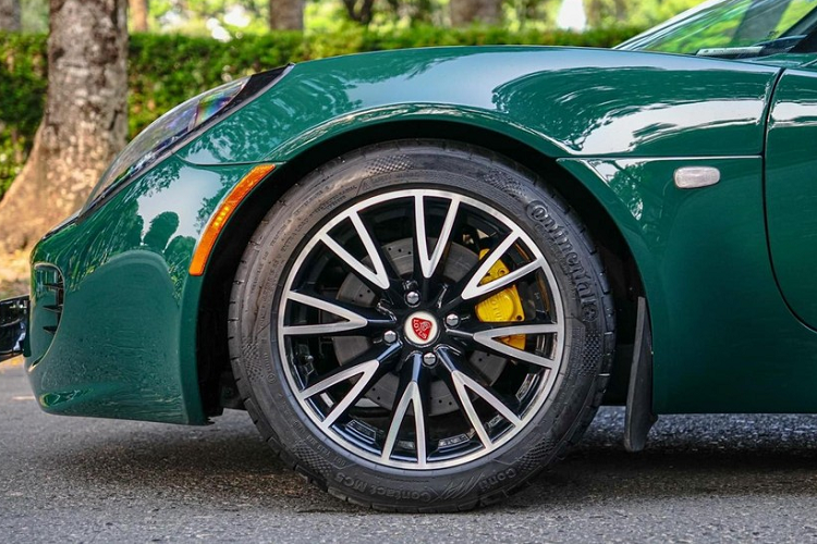 Tuy nhiên, vào giữa năm ngoái, người này bán gần 100 chiếc siêu xe, xe siêu sang và xe thể thao của mình, trong đó, chiếc Lotus Elise S2 cũng bị thanh lý về 1 showroom xe cũ, sau đó được 1 khách hàng ở Hà Nội mang về, chính thức lần đầu tiên Bắc tiến.