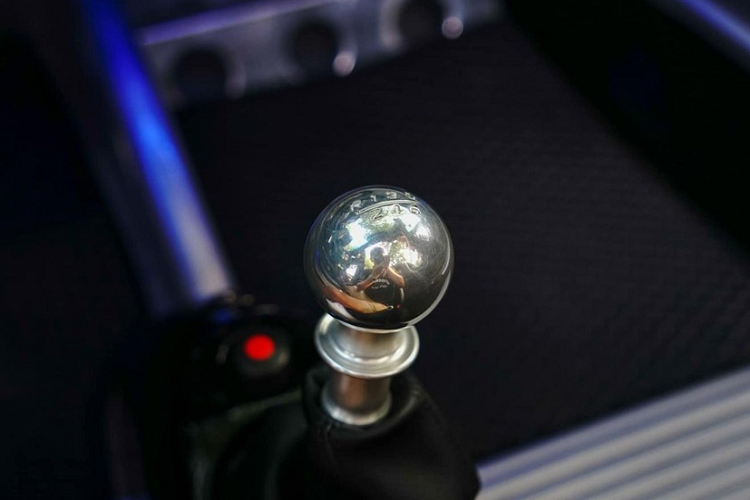 Người này sau đó sơn lại cho xe màu xanh British Racing, mã màu rất đậm chất các xe đua Anh quốc. Hơn 3 tháng sở hữu, người này bán lại chiếc Lotus Elise S2 và sau đó, xe được rao 1,5 tỷ đồng, chỉ đúng 1 ngày sau đã có khách mua.