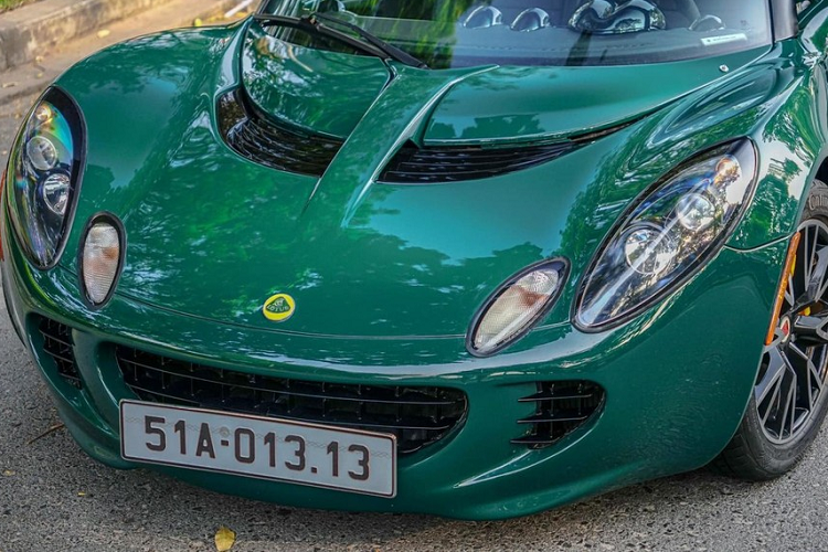 Tại thời điểm sở hữu xe Lotus Elise S2, ông chủ showroom bán xe phân khối lớn này còn độ cho "bé hạt tiêu" cặp cửa cắt kéo rất cá tính. Khi về tay nhà sưu tập siêu xe kín tiếng ở Sài thành, chiếc xe thể thao mui trần Lotus Elise S2 được sơn lại màu trắng sữa, cùng sọc màu bạc.
