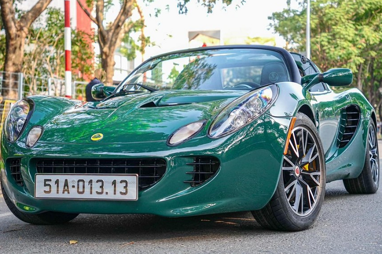 Số lượng xe Lotus tại Việt Nam ước tính có không quá 5 chiếc, trong đó, vào năm ngoái, đã có 2 xe Lotus Exige Final Edition được đưa về nước, 1 xe thuộc phiên bản Sport 420 còn chiếc xe thứ 2 thuộc bản cao cấp nhất là 430.