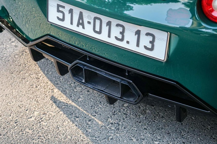 Lotus Elise S2 có chiều dài 3.785 mm, rộng 1.719 mm và chiều cao chỉ hơn 1.100 mm, chiều dài trục cơ sở 2.300 mm, thân xe chỉ nặng 860 kg.