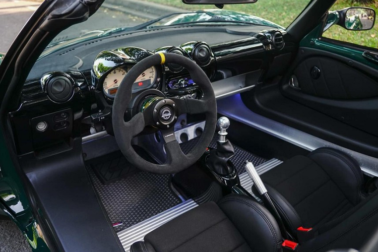 Thế hệ thứ 2 của Lotus Elise có nhiều điểm nhấn thiết kế với cản va trước mở rộng, có thêm 2 hốc gió, đèn pha kiểu mắt nhện chia đôi bất tương xứng, bên sườn có hốc hút gió to hơn, la-zăng đa chấu kép. Đằng sau của xe Lotus Elise S2 vẫn dùng đèn hậu đôi dạng tròn nhưng kích thước to hơn, khuếch tán sau và ống xả thiết kế lại hoàn toàn.