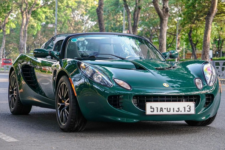 Chiếc Lotus Elise tại Việt Nam này sở hữu mui trần chỉ có 2 chỗ ngồi, dẫn động cầu sau, động cơ đặt giữa được hình thành vào đầu năm 1994 và được phát hành vào tháng 9 năm 1996 bởi nhà sản xuất Lotus Cars của Anh, đây là mẫu xe có thiết kế rất thú vị nhưng số lượng xe Lotus tại Việt Nam không có nhiều, chỉ đếm trên đầu ngón tay
