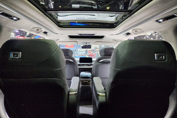 Trên bản V cao cấp, hàng ghế trước còn có thêm tính năng massage, sưởi ấm, thông hơi và nhớ vị trí. Hàng ghế giữa có tính năng làm mát, tích hợp màn hình điều khiển ở bệ tỳ tay và bàn gấp. 