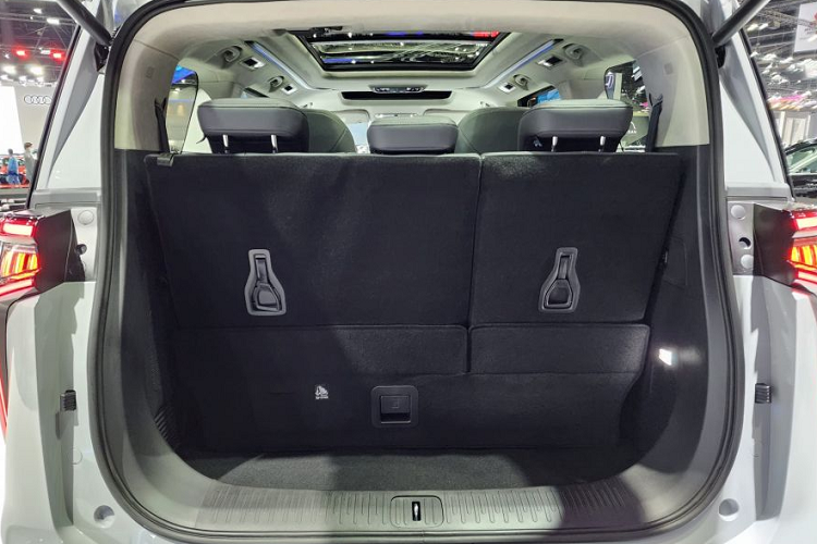 Tại thị trường Thái Lan, MG Maxus9 EV sẽ có nhiều tính năng hỗ trợ người lái an toàn tiên tiến như: phanh tay điện tử, tự động giữ phanh tạm thời, kiểm soát đèn pha thông minh, cảnh báo áp suất lốp 