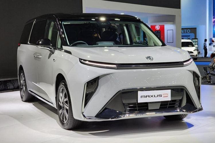 MG Maxus9 2023 chạy điện được xem là đối thủ của BYD Denza D9 EV, xe sở hữu kích thước nhỉnh D9 một chút với số đo D x R x C lần lượt là 5.270 x 2.000 x 1.840 mm, chiều dài cơ sở 3.200 mm và chiều cao gầm 140 mm.