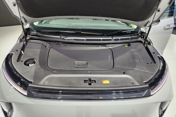 Cảnh báo khi người lái mất tập trung, cảnh báo tiền va chạm, phanh khẩn cấp tự động, hệ thống kiểm soát hành trình thích ứng, hệ thống kiểm soát hành trình ở tốc độ thấp, hệ thống hỗ trợ giữ làn đường, hỗ trợ giữ làn đường khẩn cấp, cảnh báo lệch làn đường, cảnh báo điểm mù, 6 túi khí và camera 360 độ… 