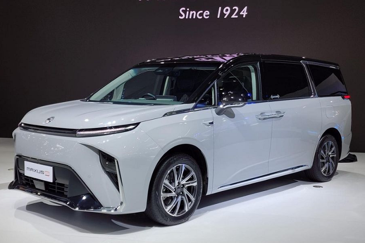 Tại thị trường Thái Lan, xe sẽ được phân phối với 2 phiên bản là X và V. Giá xe MG Maxus9 2023 là 2,5 triệu Baht (khoảng 1,725 tỷ đồng).